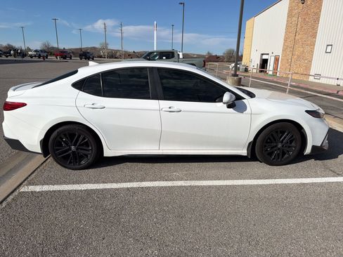 Used 2025 Toyota Camry SE w/ Convenience Package image 4