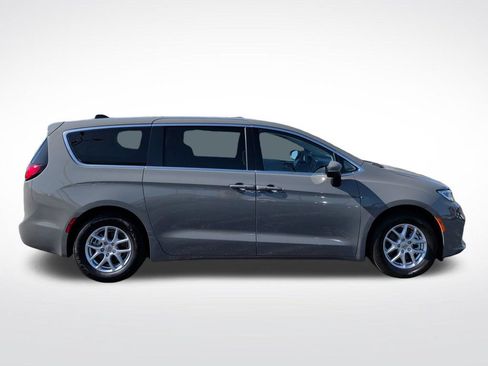 Used 2023 Chrysler Pacifica Touring-L FWD image 9