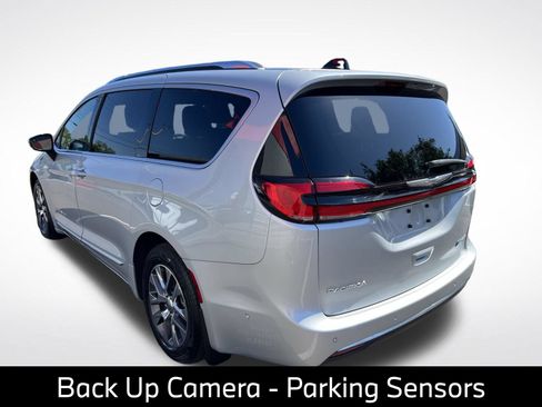 Used 2023 Chrysler Pacifica Pinnacle FWD image 9