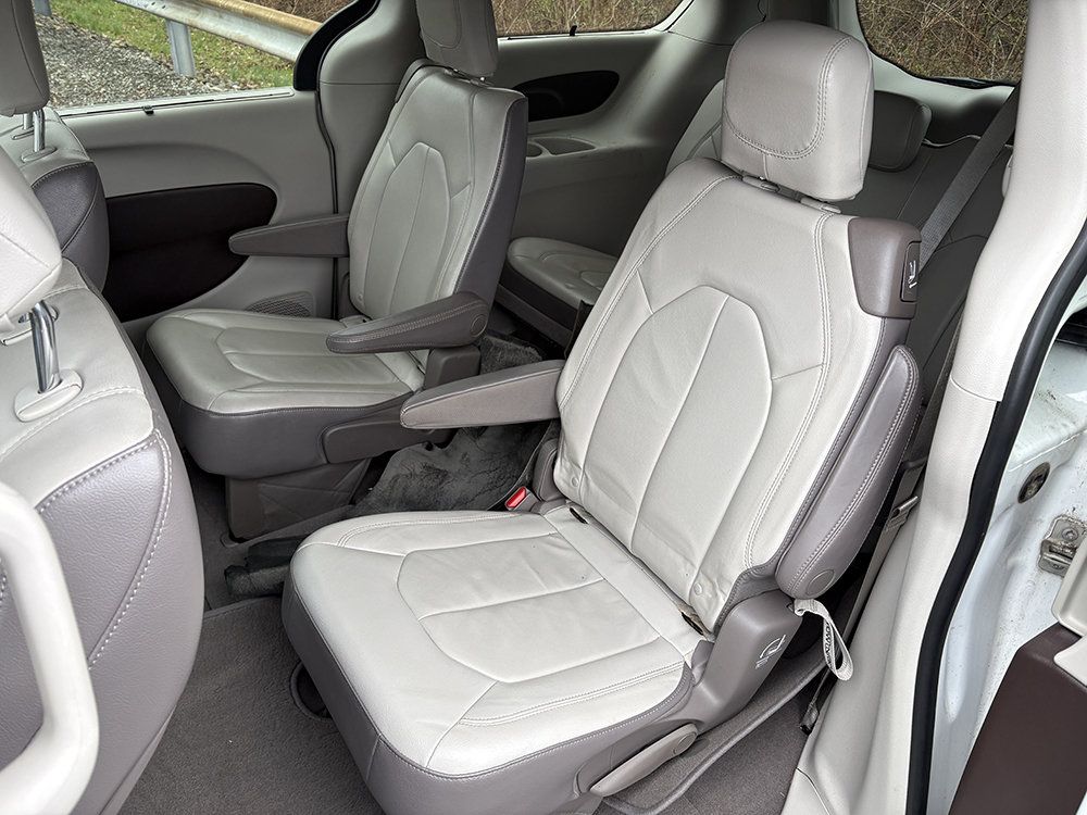 Used 2017 Chrysler Pacifica Touring-L FWD image 12