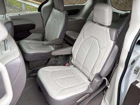 Used 2017 Chrysler Pacifica Touring-L FWD image 12