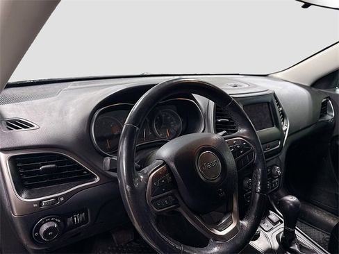 Used 2019 Jeep Cherokee Latitude Plus w/ Cold Weather Group image 11