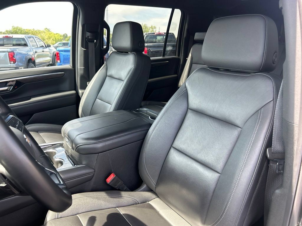 Used 2025 Chevrolet Suburban LT AWD/4WD image 16