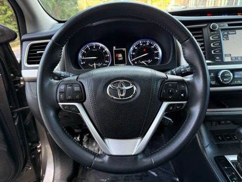 Used 2017 Toyota Highlander Limited w/ Carpet Mat Package image 13