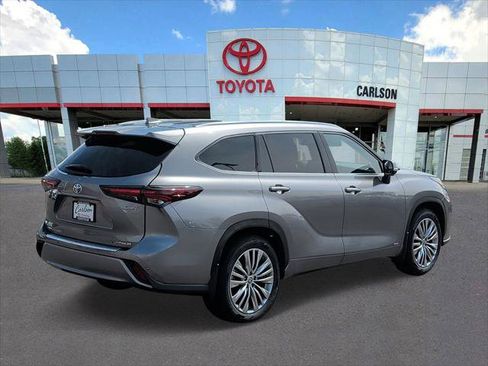 Certified 2025 Toyota Highlander Platinum image 4