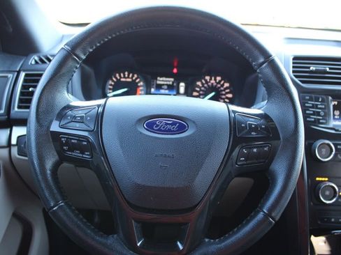 Used 2018 Ford Explorer XLT image 28