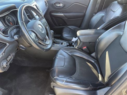 Used 2019 Jeep Cherokee Latitude Plus w/ Comfort/Convenience Group image 18