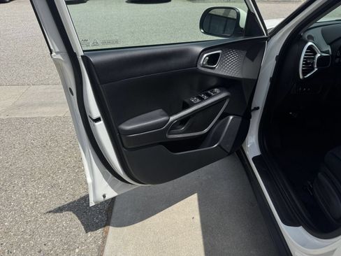Used 2025 Kia Soul LX w/ LX Technology Package FWD image 18