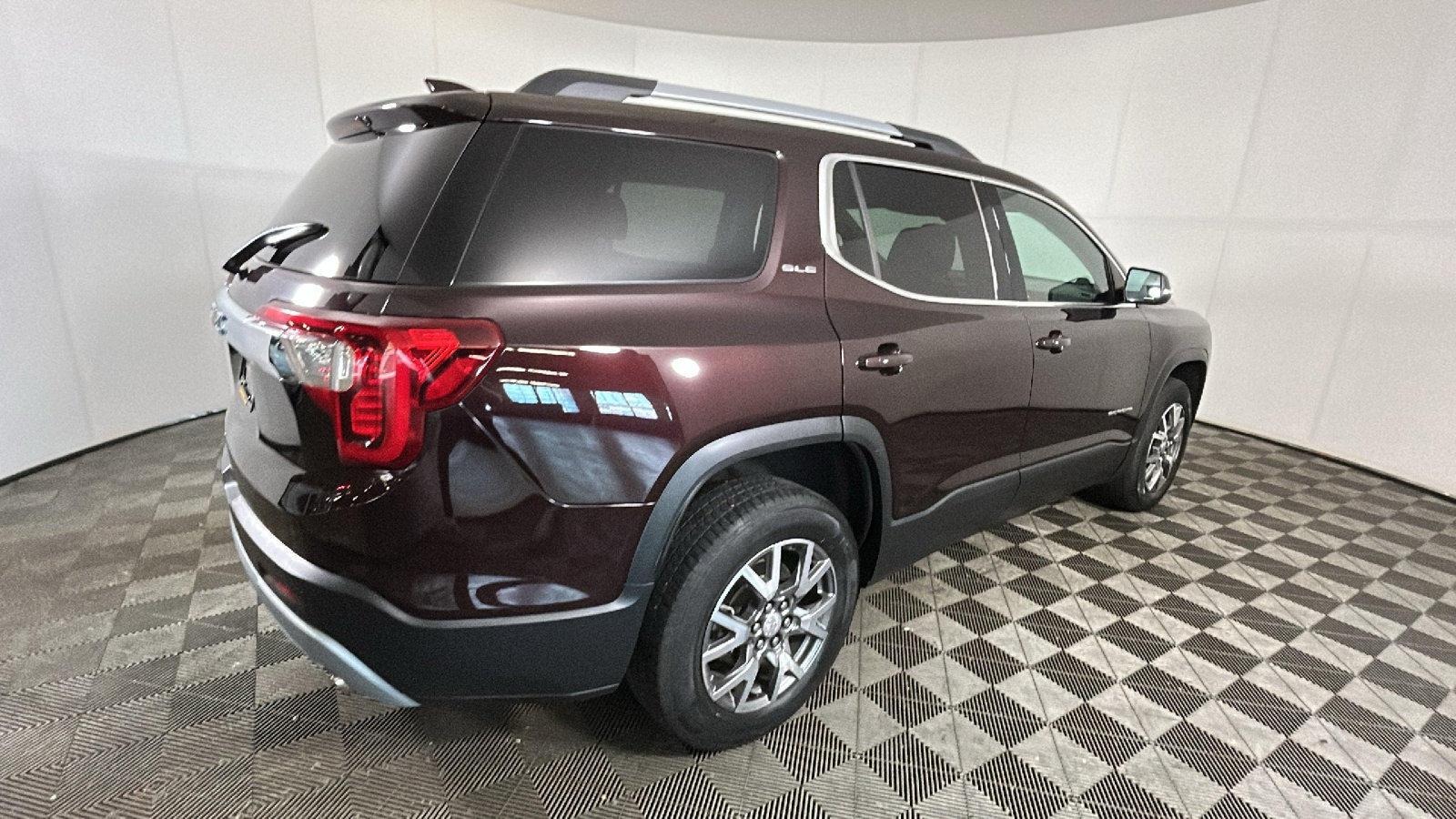 Used 2020 GMC Acadia SLE w/ Driver Convenience Package FWD image 3