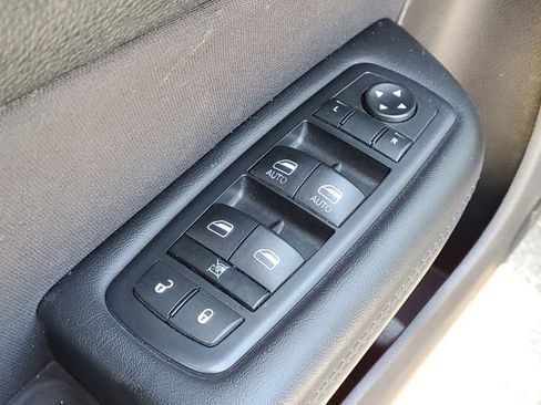 Used 2016 Chrysler 200 Limited image 9