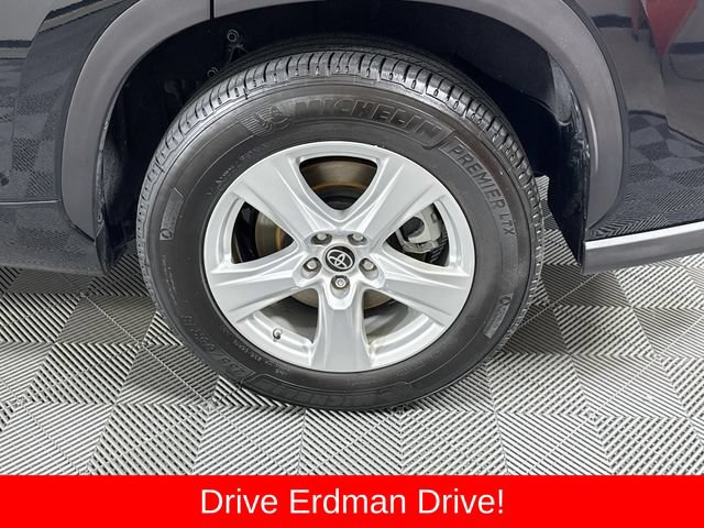 Used 2022 Toyota Highlander LE FWD image 4