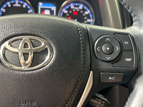 Used 2018 Toyota RAV4 Limited FWD image 19