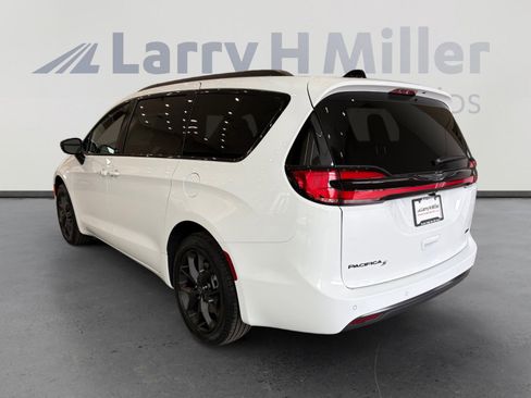 New 2026 Chrysler Pacifica Select image 3