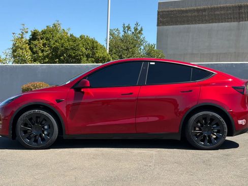 Used 2024 Tesla Model Y Long Range AWD/4WD image 9