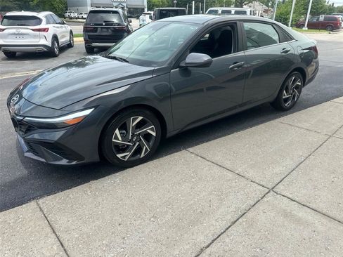 Used 2025 Hyundai Elantra SEL FWD image 6