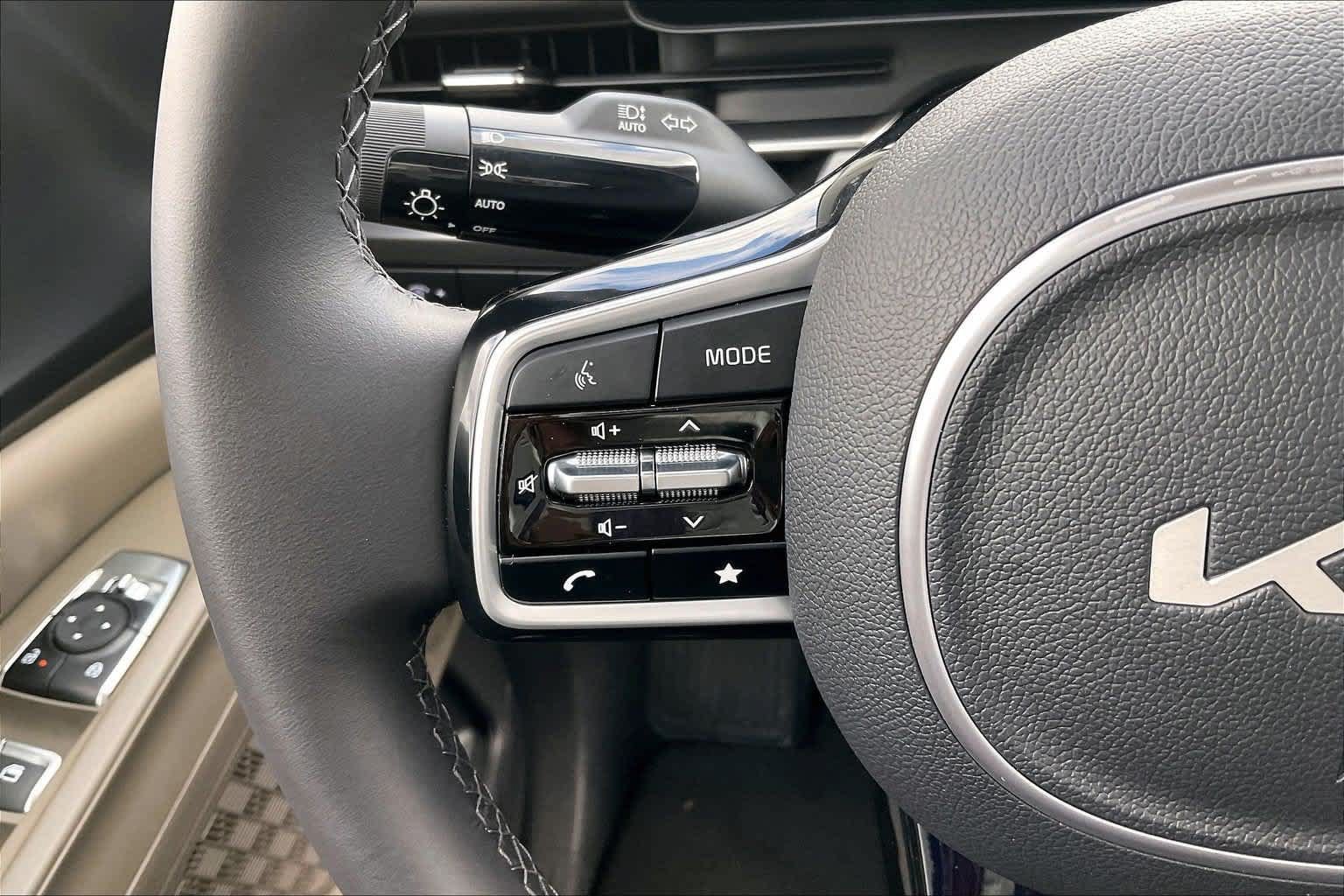 Certified 2026 Kia Carnival FWD image 22