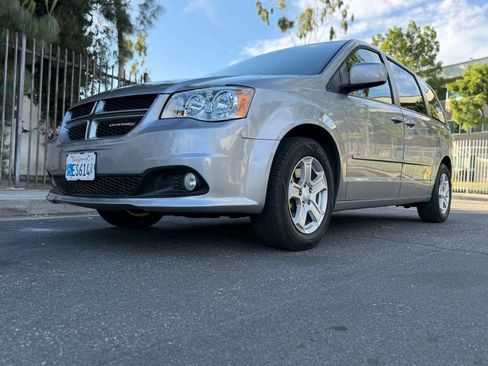 Used 2016 Dodge Grand Caravan R/T image 2
