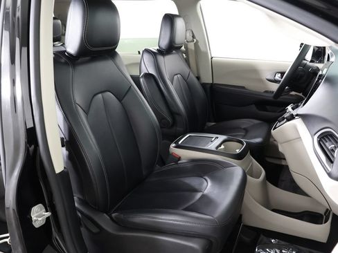Used 2024 Chrysler Pacifica Touring-L FWD image 31