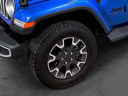 Used 2025 Jeep Wrangler Unlimited Sahara AWD/4WD image 7