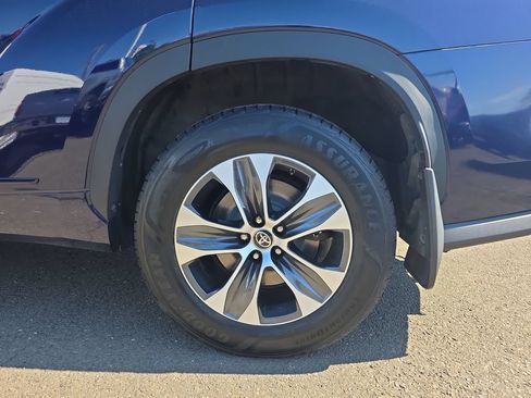 Used 2021 Toyota Highlander XLE AWD/4WD image 13