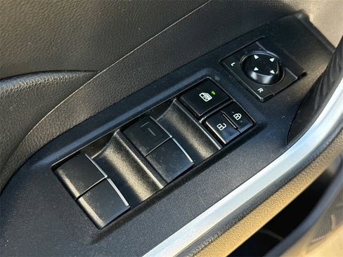 Used 2021 Toyota RAV4 XLE Premium image 23