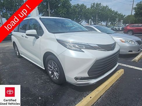 Used 2023 Toyota Sienna XLE image 1