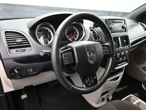 Used 2016 Dodge Grand Caravan SE image 13