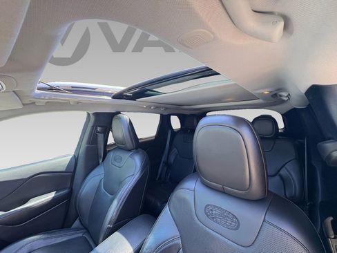 Used 2019 Jeep Cherokee Overland w/ Technology Group image 6