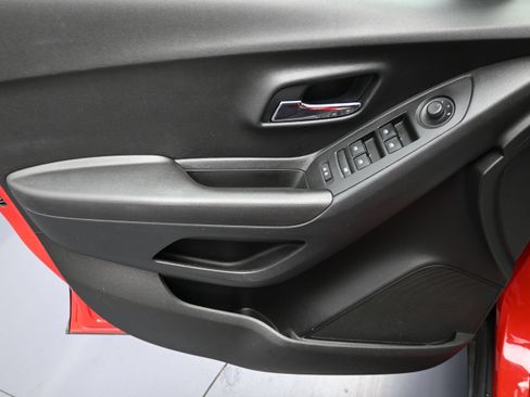 Used 2020 Chevrolet Trax LT w/ LT Convenience Package FWD image 21