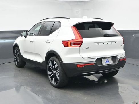 Used 2024 Volvo XC40 B5 Plus image 6