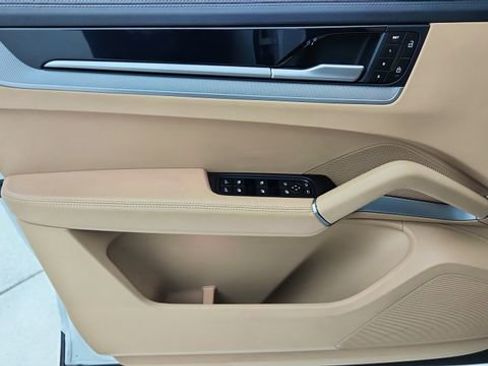 Used 2025 Porsche Cayenne Coupe AWD/4WD image 34