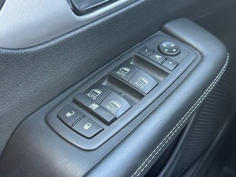 Used 2025 Chrysler Pacifica Limited FWD image 28