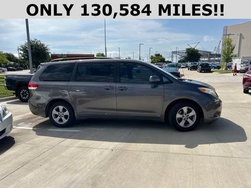 Used 2012 Toyota Sienna LE FWD image 2