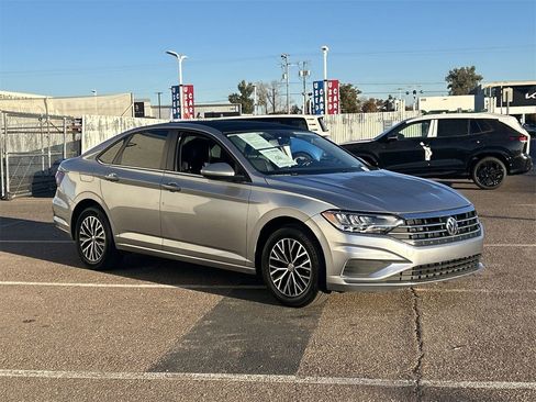 Used 2020 Volkswagen Jetta SE w/ SE Cold Weather Package image 2