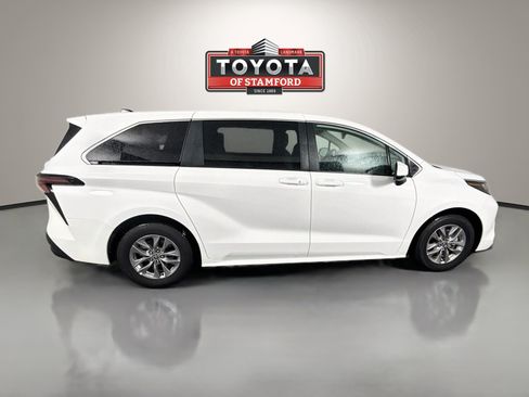 Certified 2026 Toyota Sienna LE AWD/4WD image 8