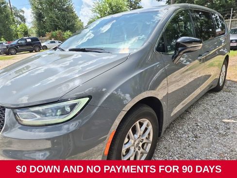Used 2025 Chrysler Pacifica Select FWD image 1
