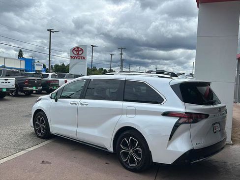 Certified 2025 Toyota Sienna Platinum AWD/4WD image 5