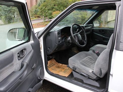 Used 2002 Chevrolet S10 Pickup LS w/ LS Preferred Equipment Group image 5