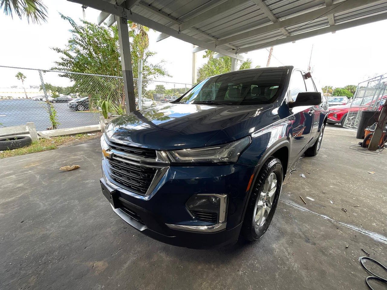 Used 2022 Chevrolet Traverse LS FWD image 2
