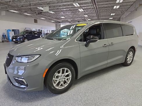 Used 2025 Chrysler Pacifica Select FWD image 3