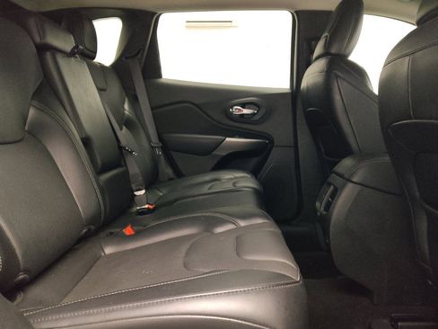 Used 2021 Jeep Cherokee Latitude Lux FWD image 19