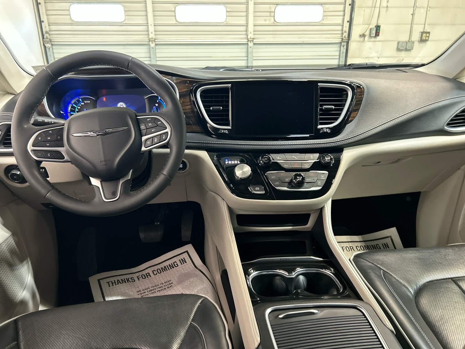 Used 2023 Chrysler Pacifica Limited FWD image 4