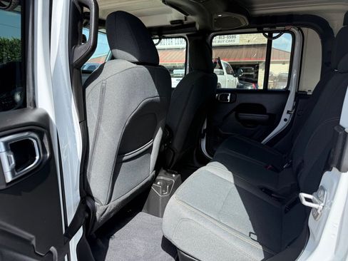 Used 2025 Jeep Gladiator Sport AWD/4WD image 17