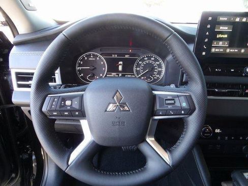 New 2025 Mitsubishi Outlander SE image 32