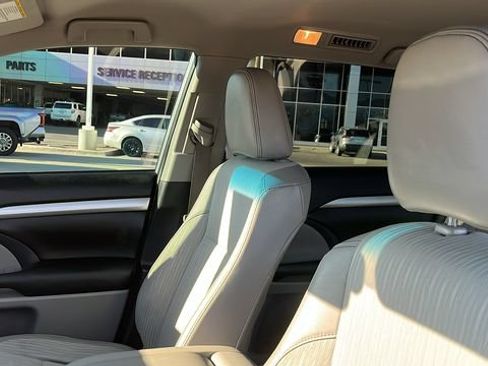 Used 2019 Toyota Highlander Plus w/ Carpet Mat Package (TMS) FWD image 15