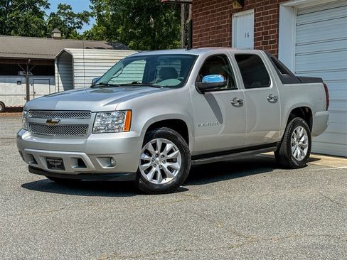 Used 2010 Chevrolet Avalanche LT w/ Luxury Package RWD image 8