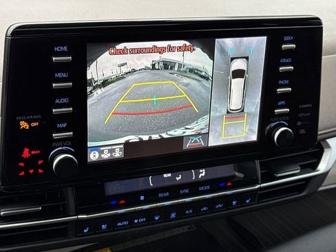 Used 2023 Toyota Sienna Platinum image 25