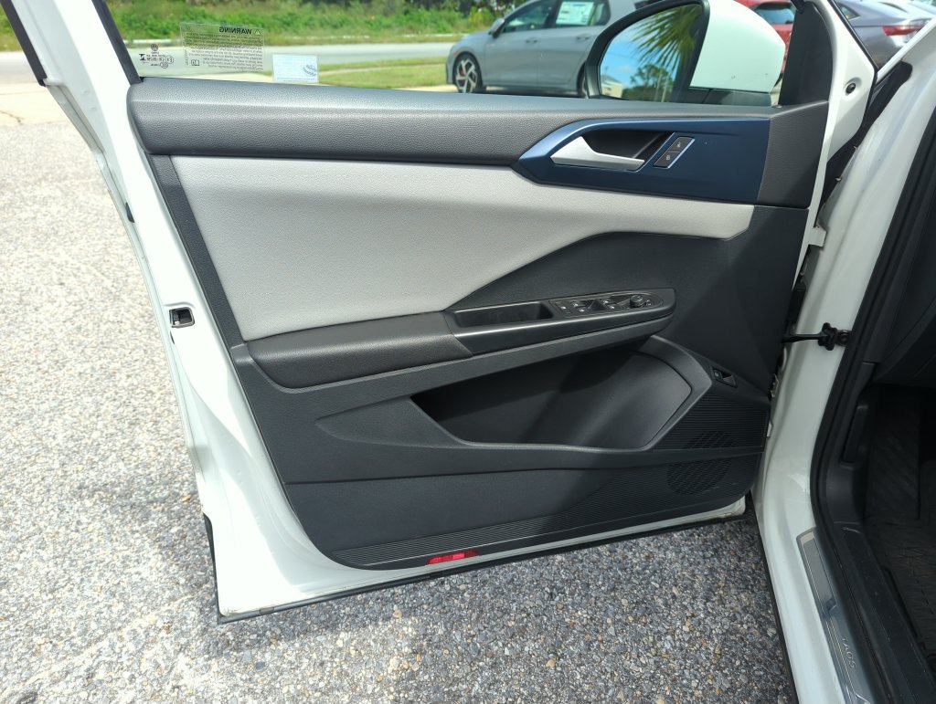 Used 2023 Volkswagen Taos SE FWD image 18