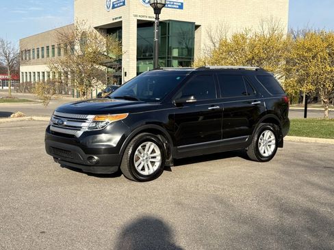 Used 2013 Ford Explorer XLT image 2