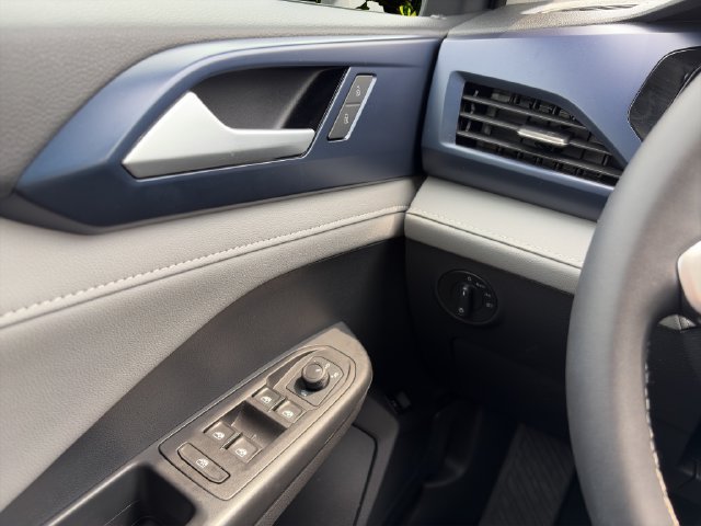 Used 2023 Volkswagen Taos SE w/ Panoramic Sunroof Package AWD/4WD image 11